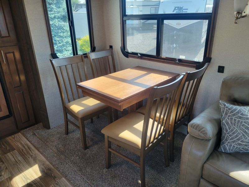 Used 2022 ARCTIC FOX 29-5K Image 21