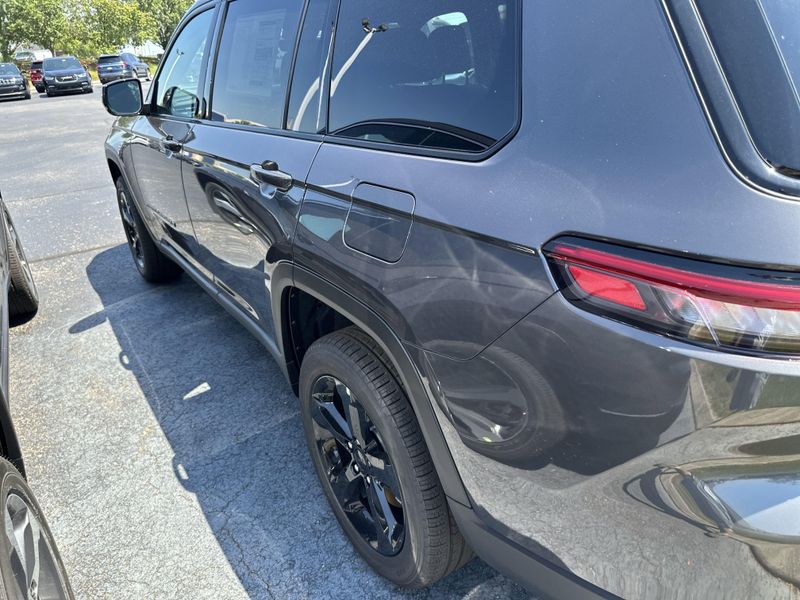 New 2025 Jeep Grand Cherokee L Limited 4x4Image 10