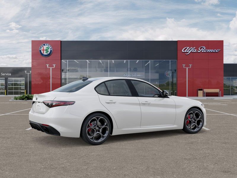 New 2025 Alfa Romeo Giulia AwdImage 2