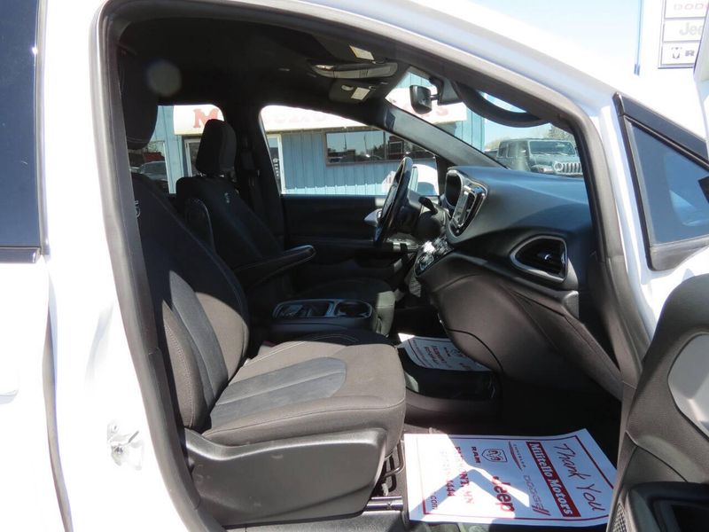 Used 2020 Chrysler Pacifica Touring 4dr Mini VanImage 23