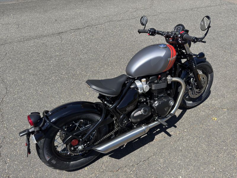 2025 Triumph Bonneville Bobber - MATTE GRAPHITE - MATTE BAJA ORANGE 