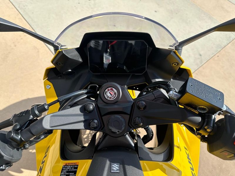 2025 Suzuki GSX-8R Image 13