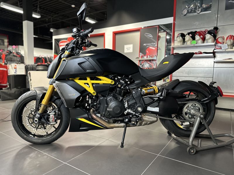 2023 Ducati DIAVEL 1260S in a BLACK AND STEEL exterior color. Cross Country Cycle 201-288-0900 crosscountrycycle.net 