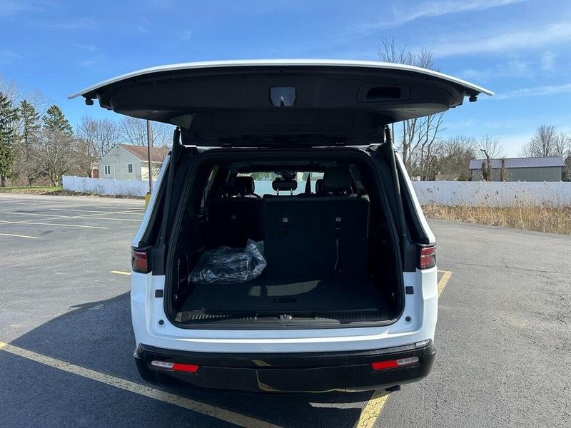 2025 Jeep Wagoneer Series II photo 11