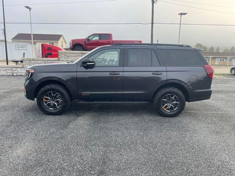 2025 Ford Expedition photo 2