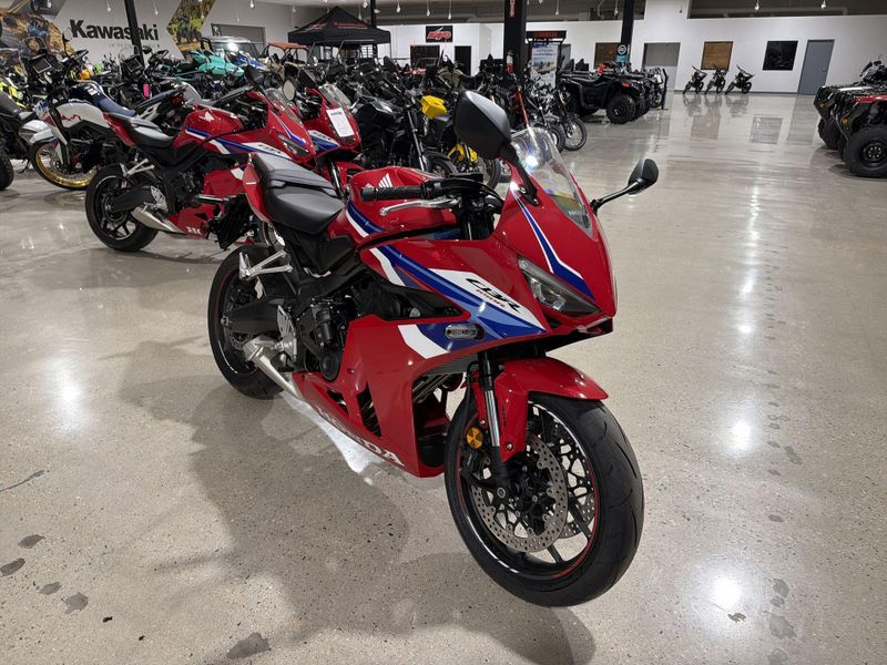 New 2026 Honda CBR650R E-CLUTCH Image 11