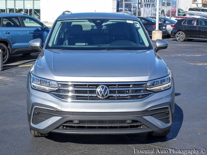 2022 Volkswagen Tiguan SE photo 2