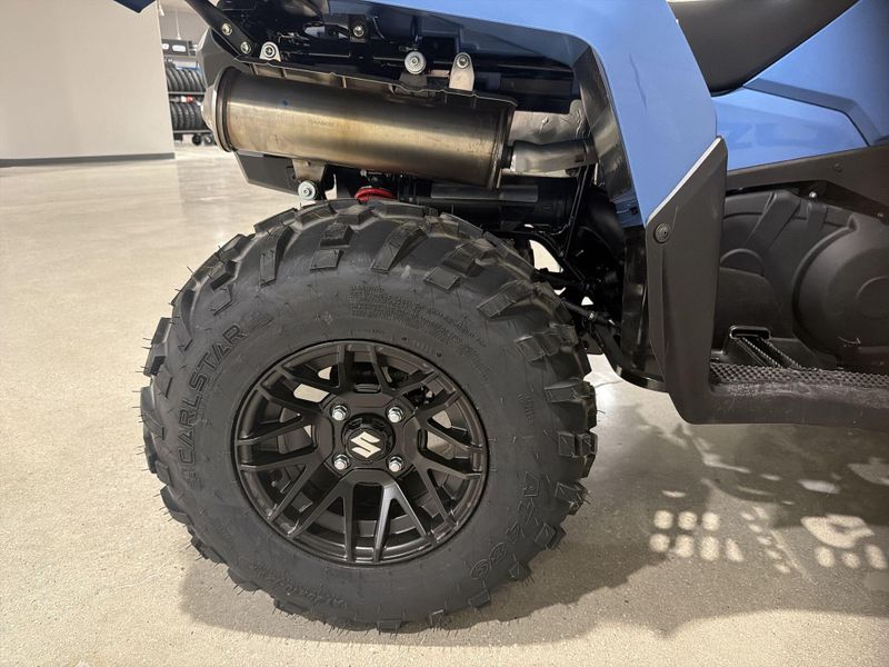 New 2025 Suzuki KINGQUAD 500 AXI POWER STEERING SE  in a BLUE exterior color. Victorville Del Amo Motorsports 760-241-7387 delamomotorsportsofvictorville.com 