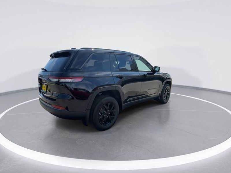 New 2026 Jeep Grand Cherokee Laredo Altitude 4x2Image 8