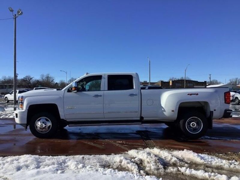 2018 Chevrolet Silverado 3500HD High CountryImage 2