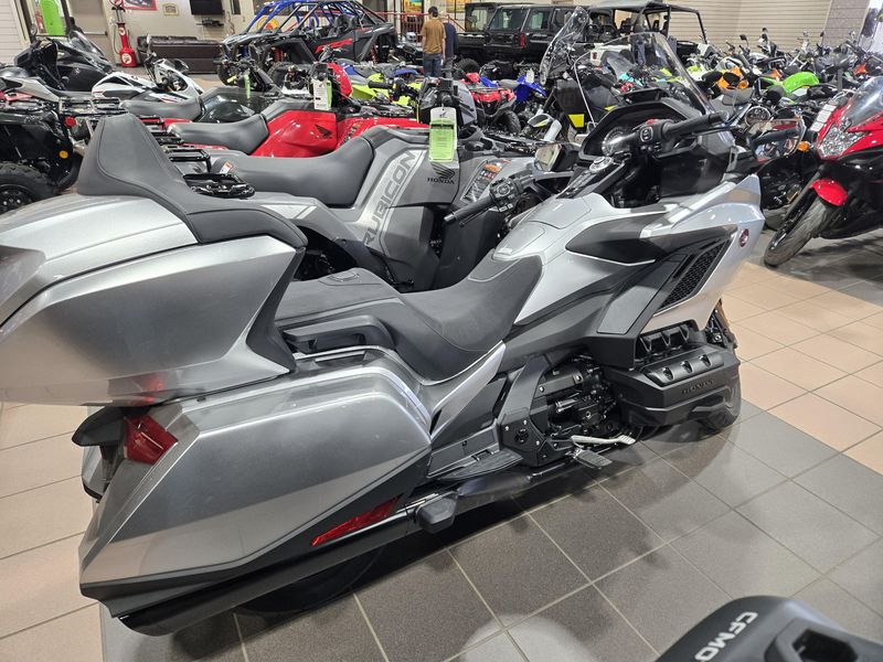 New 2025 Honda GOLD WING TOUR LIGHT SILVER METALLIC Image 4
