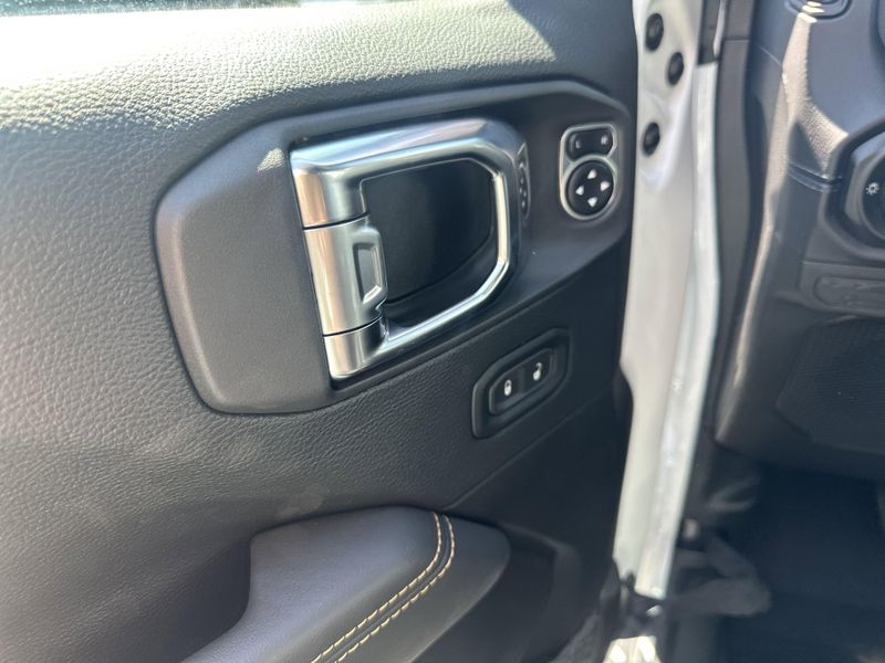 2025 Jeep Wrangler 4-door SaharaImage 17