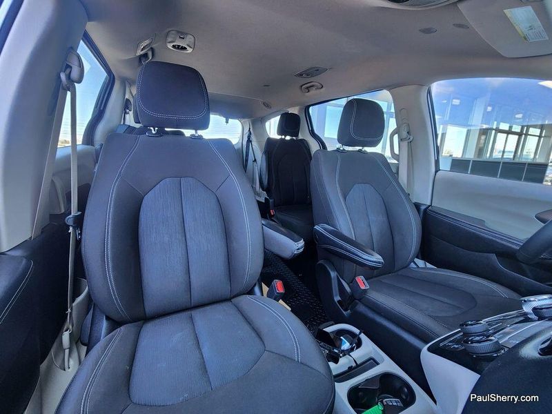 2022 Chrysler Voyager LXImage 3