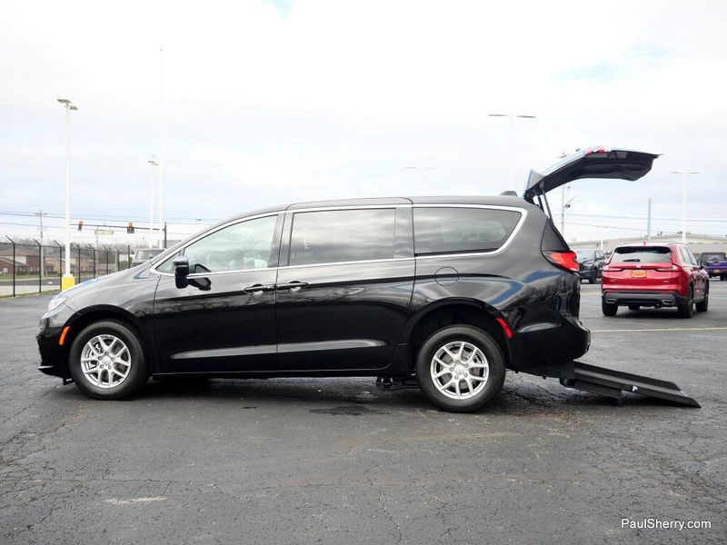 Used 2025 Chrysler Pacifica Select