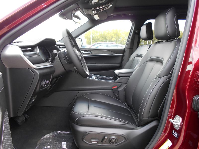 2025 Jeep Grand Cherokee L Limited 4x4Image 6
