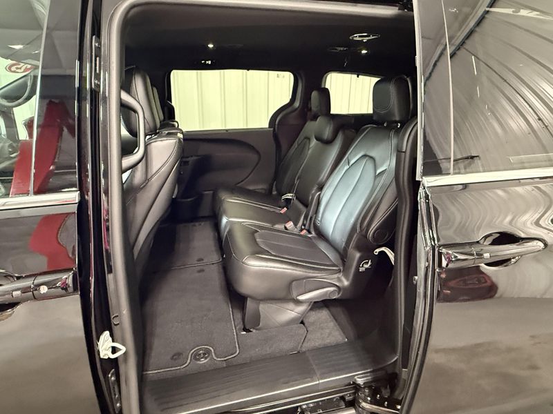 Used 2025 Chrysler Pacifica SelectImage 17