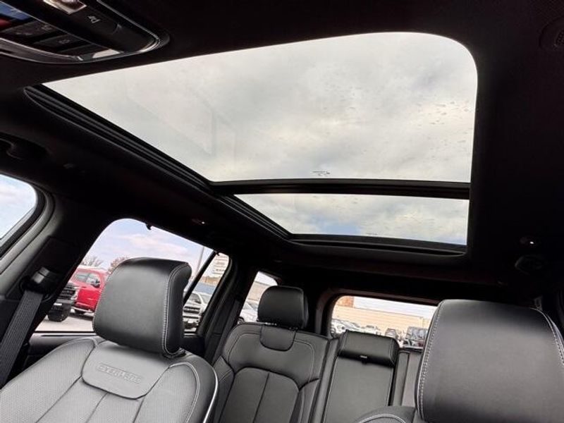 New 2025 Jeep Grand Cherokee Overland 4x4Image 16