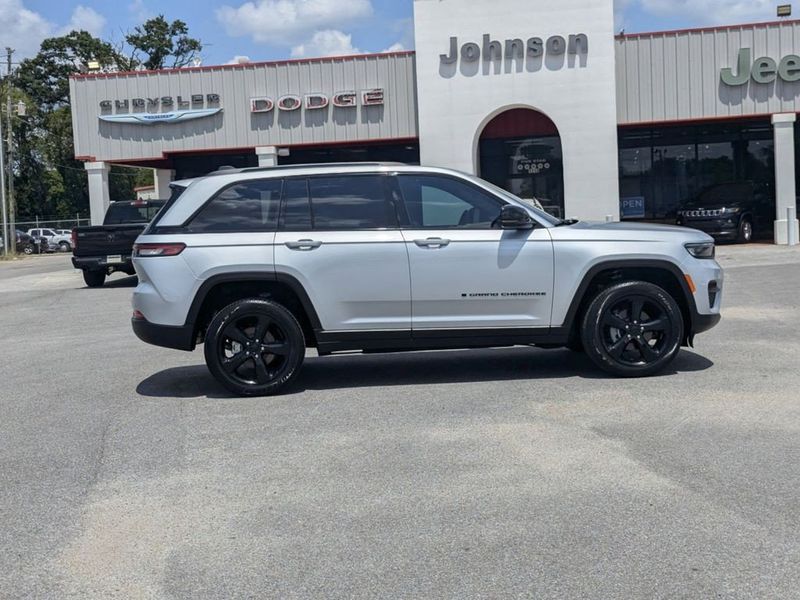 2024 Jeep Grand Cherokee Altitude 4x4Image 2