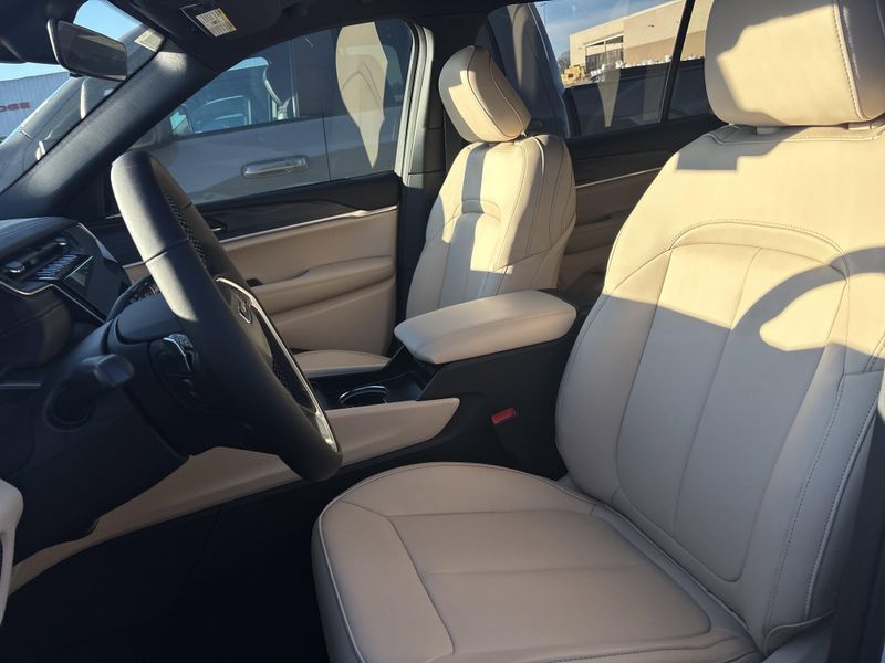 New 2025 Jeep Grand Cherokee L Limited 4x4Image 29