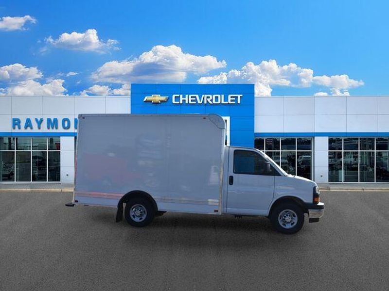 New 2026 Chevrolet Express 3500 Work VanImage 2