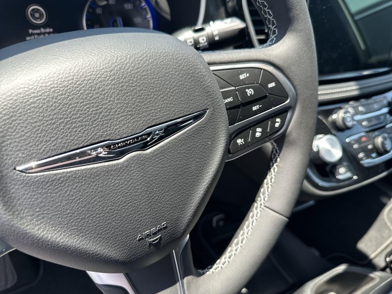 New 2025 Chrysler Pacifica SelectImage 22