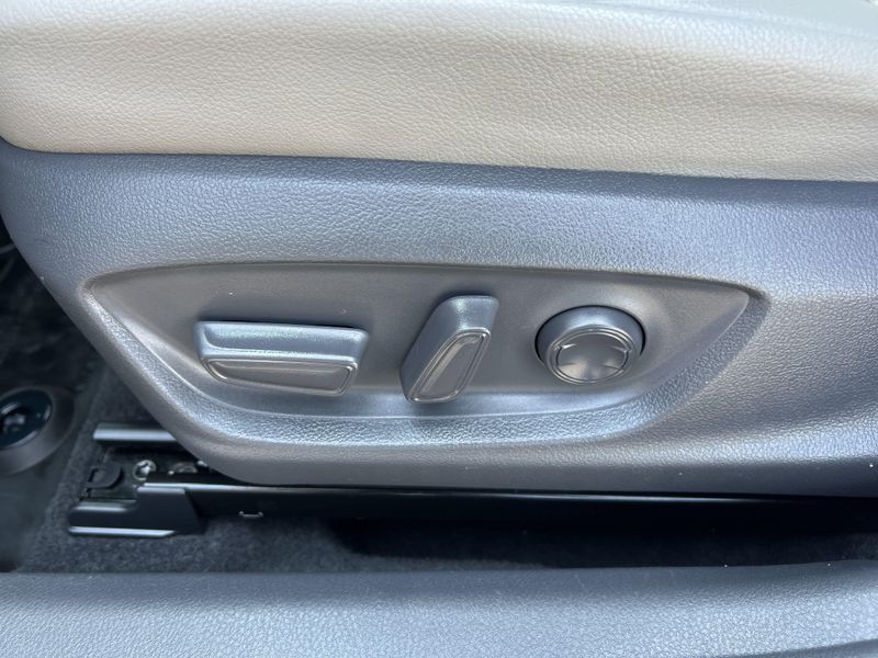Used 2019 Toyota Camry SEImage 8