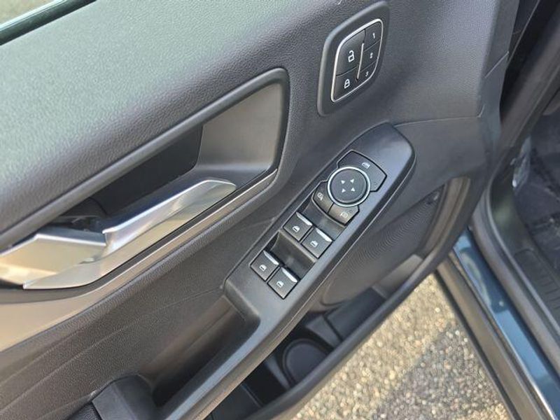 2022 Ford Escape Titanium photo 17