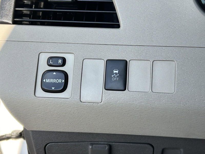 2011 Toyota Sienna BaseImage 30