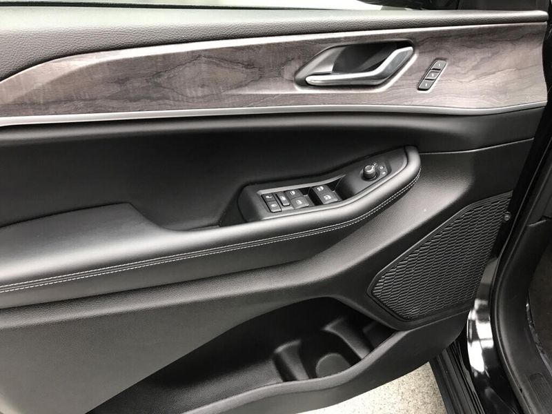 Used 2024 Jeep Grand Cherokee LimitedImage 2