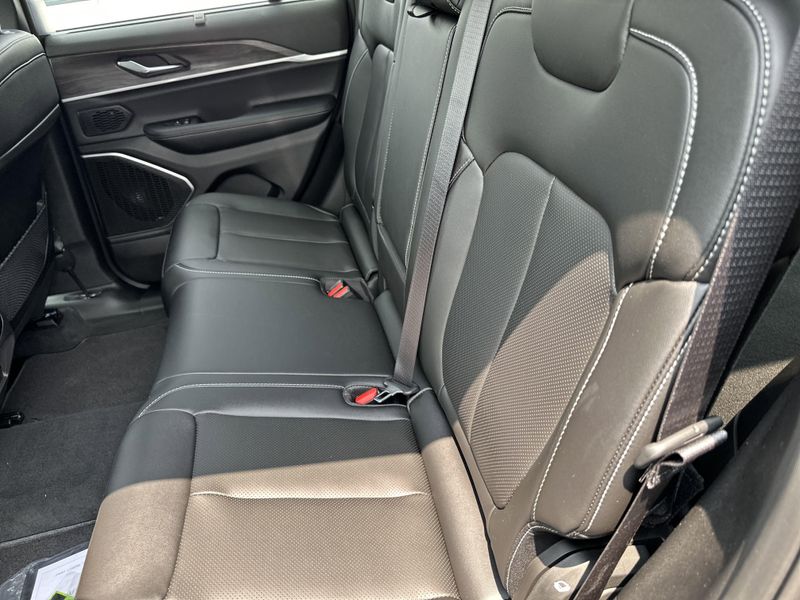 New 2025 Jeep Grand Cherokee Limited 4x4Image 15