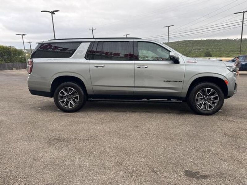 2024 Chevrolet Suburban Z71 photo 2