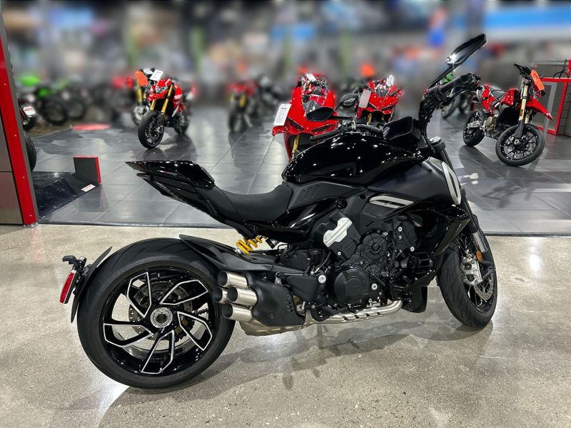 2024 Ducati DIAVEL V4 - DEMO Image 12