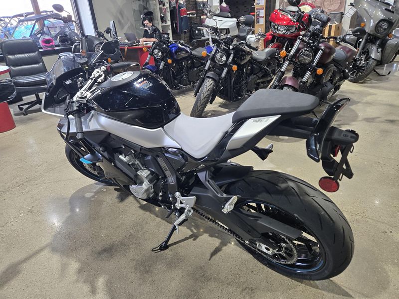 2025 CFMOTO 675SS NEBULA BLACK Image 4