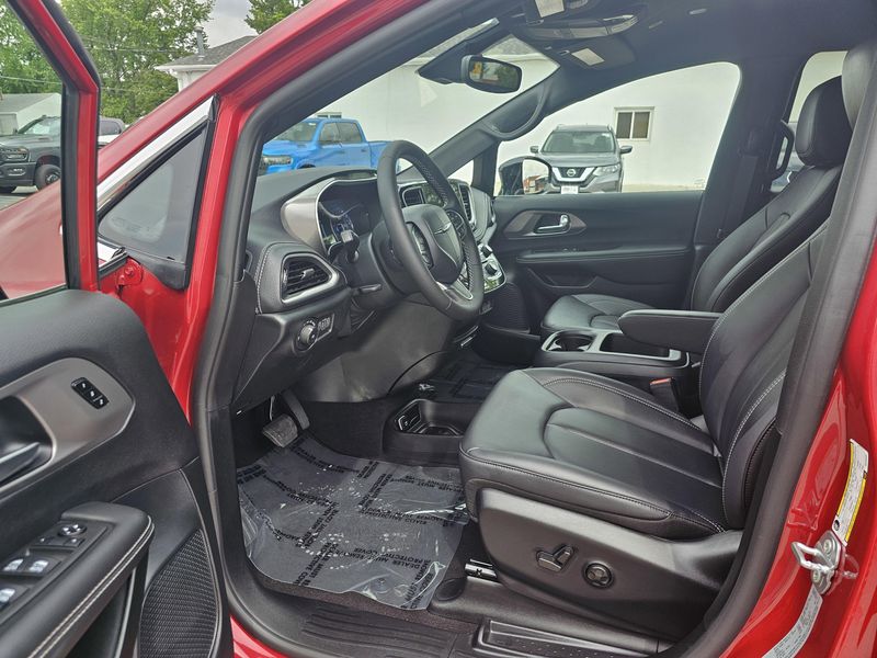 2025 Chrysler Pacifica SelectImage 10