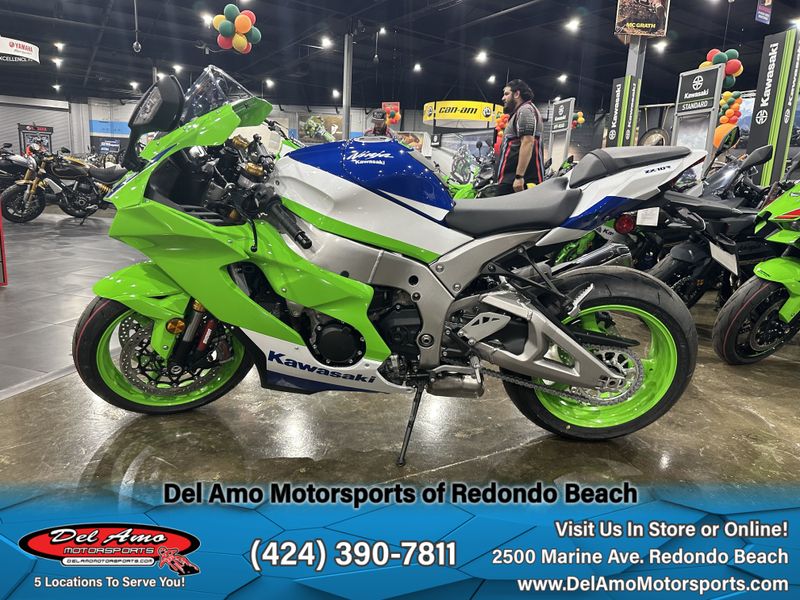 2024 Kawasaki ZX1002LRFBL-GN2  in a LIME GREEN/PEARL CRYSTAL WHITE/BLUE exterior color. Del Amo Motorsports of Redondo Beach (424) 304-1660 delamomotorsports.com 