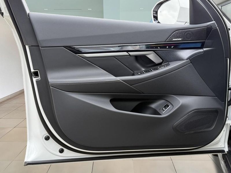 2025 BMW i5 eDrive40Image 18