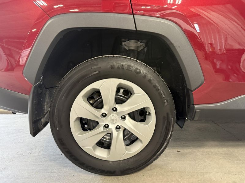 Used 2019 Toyota RAV4 LEImage 9