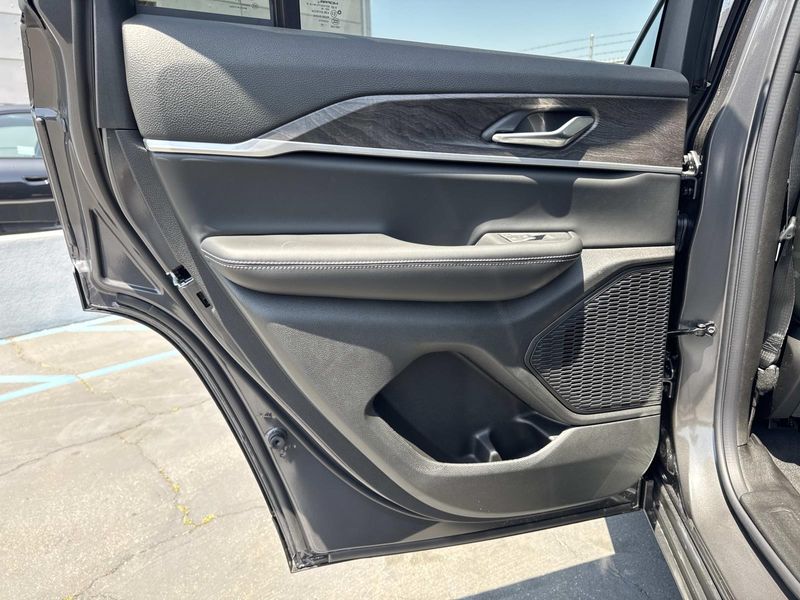 New 2026 Jeep Grand Cherokee Laredo Altitude 4x2