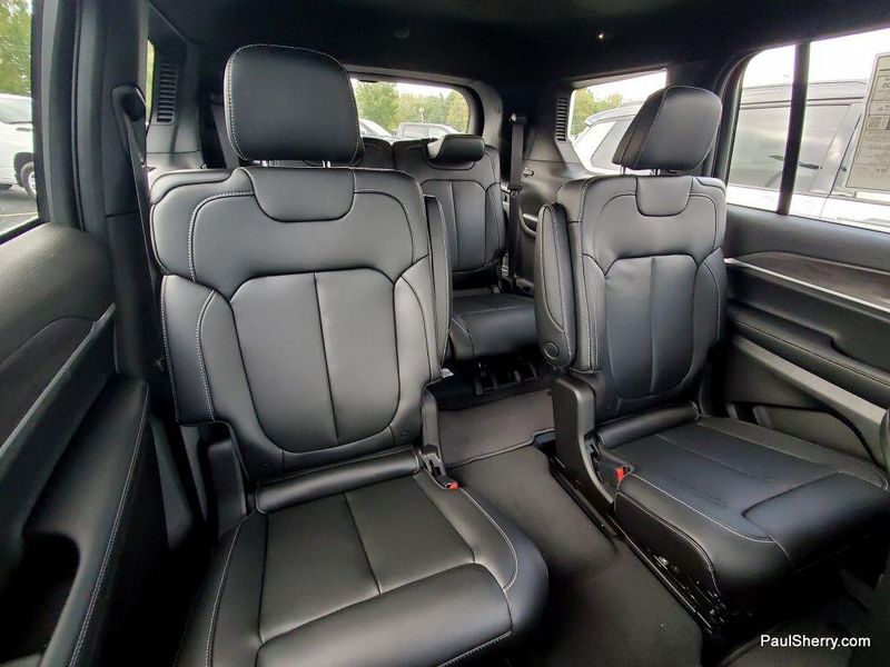 2025 Jeep Grand Cherokee Limited photo 5