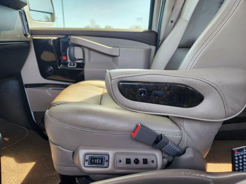 2019 GMC Savana Image 17