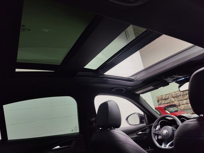 2024 Alfa Romeo Stelvio Sprint Q4 AWD w/Sunroof/Wheel PkgImage 6