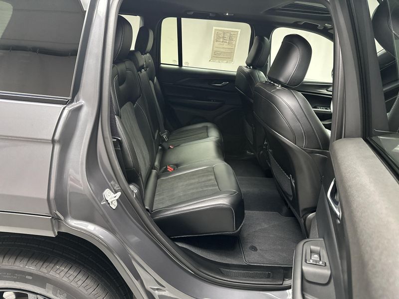 Used 2025 Jeep Grand Cherokee Altitude XImage 18