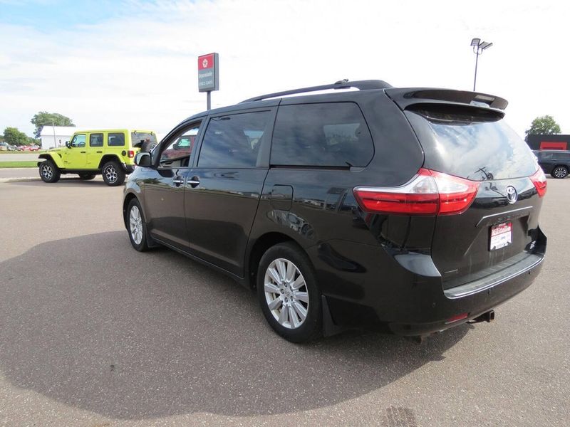 Used 2017 Toyota Sienna XLE Premium 7 Passenger AWD 4dr Mini VanImage 5