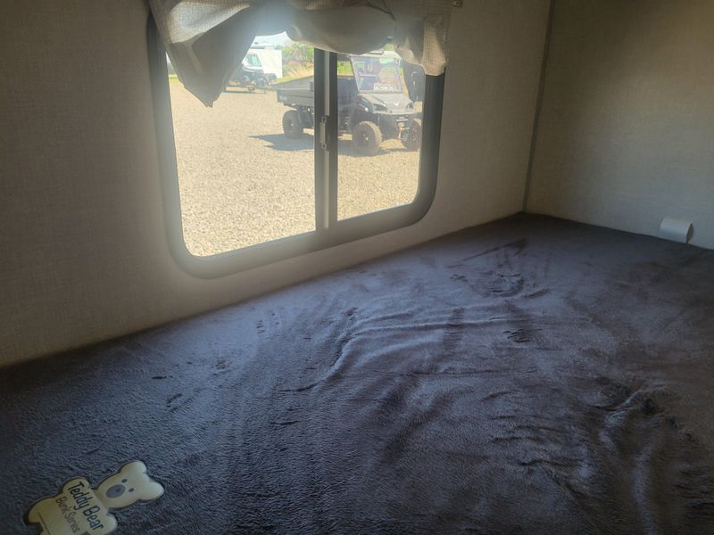 Used 2024 FOREST RIVER NO BOUNDRIES 19.3 Image 12