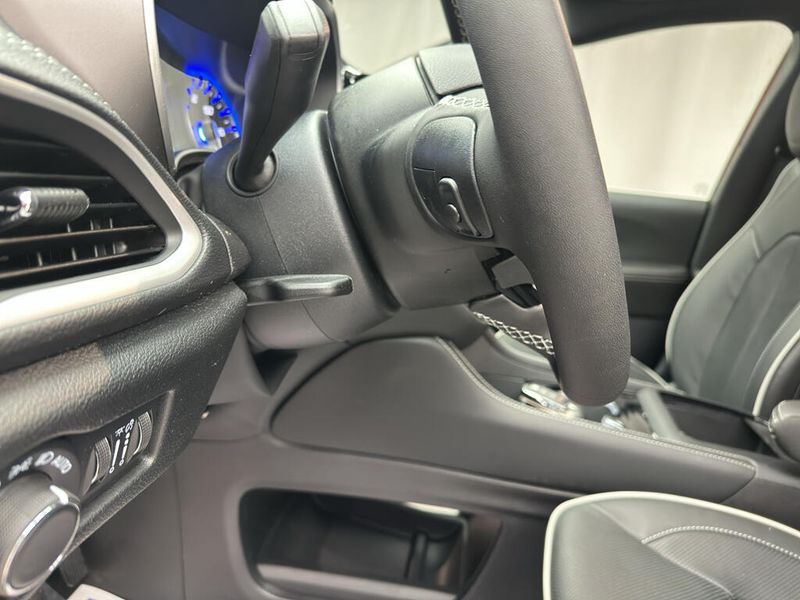 New 2027 Chrysler Pacifica Limited AwdImage 11