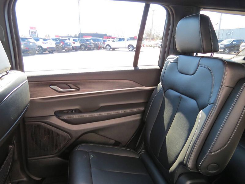 2025 Jeep Grand Cherokee L Limited 4x4Image 28