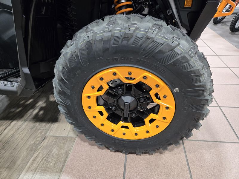 New 2025 Can-Am OUTLANDER XTP 1000R MINERAL GREY AND ORANGE CRUSH Image 20