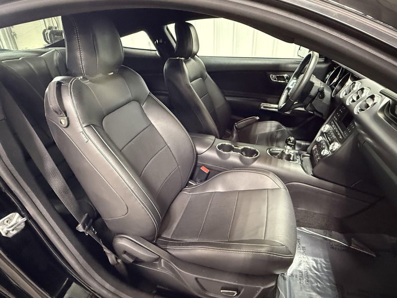 Used 2017 Ford Mustang Image 8