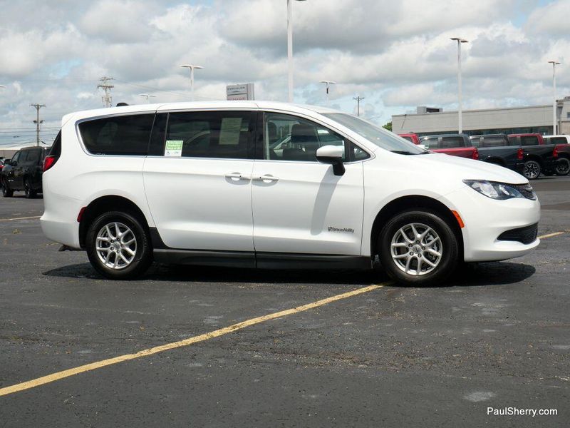 Used 2022 Chrysler Voyager LXImage 18