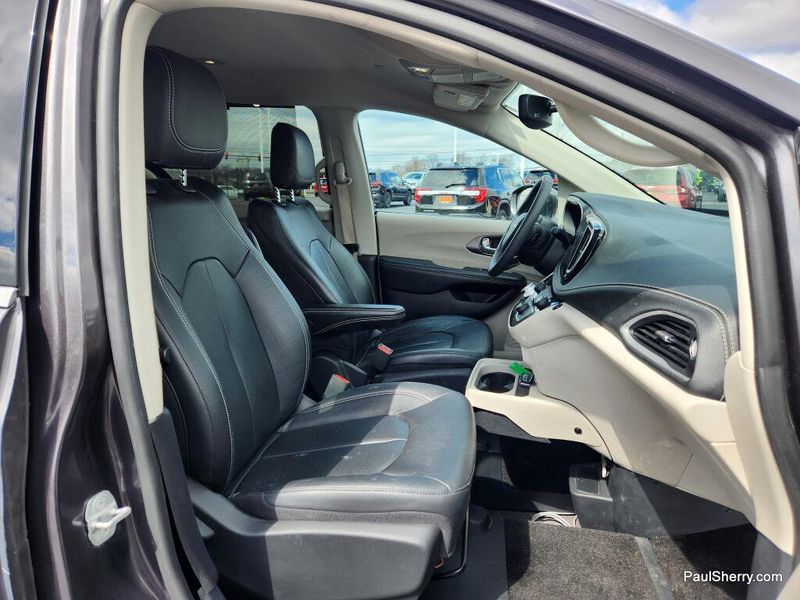 Used 2022 Chrysler Pacifica Touring L